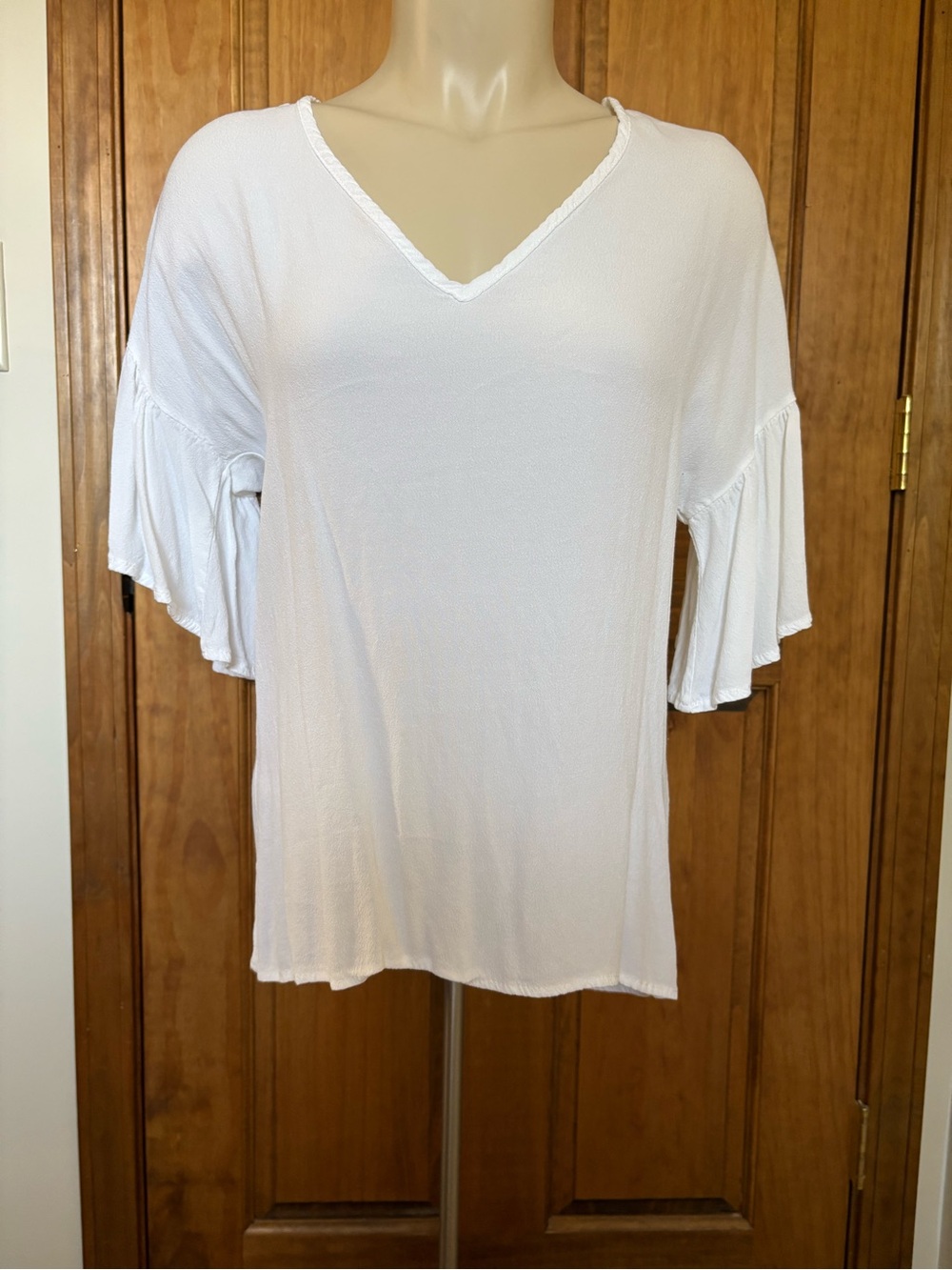 Blue Rain M White V-Neck Relaxed-Fit Short Flutter Sleeve Hi-Low Curved Hem